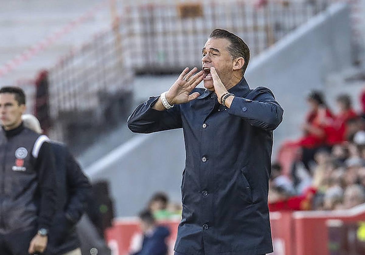 Luis García da instrucciones a sus jugadores en el partido de Mallorca.