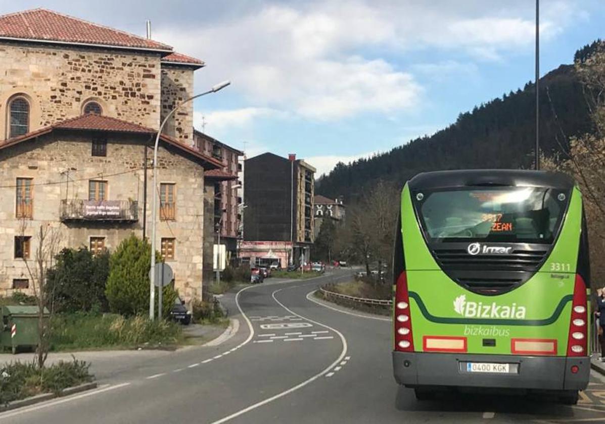 Vista de un Bizkaibus a su paso por Igorre.