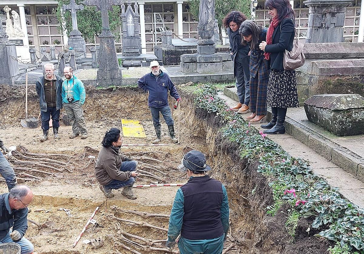 Los miembros de Aranzadi muestran al público los restos hallados.