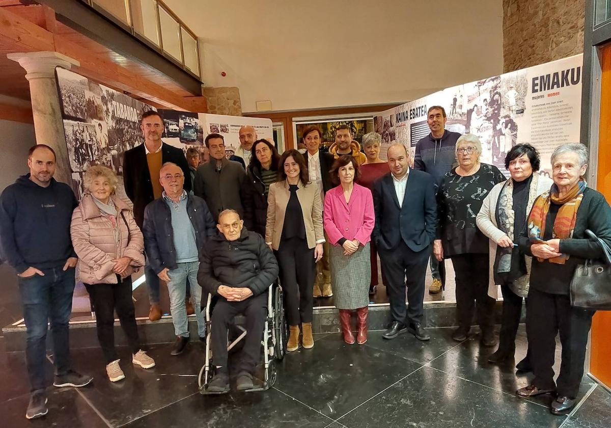 En la exposición, estuvieron presentes los familiares de los emigrantes, la alcaldesa de Durango, representantes del Gobierno Vasco y del ayuntamiento municipal, entre otros.