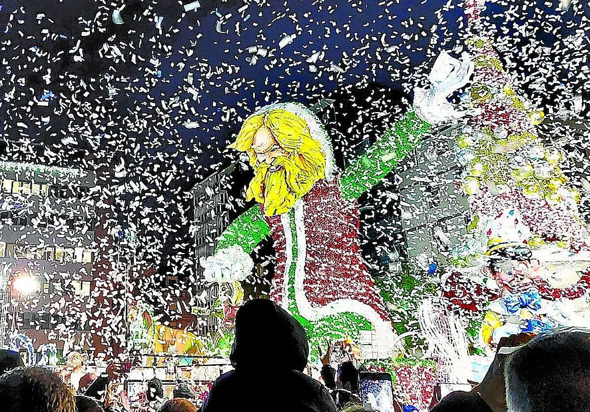 El grupo de tiempo libre Atarrabi ha sido el encargado de encender el alumbrado navideño en Barakaldo, donde el principal protagonista, junto a numerosas figuras, es un duende gigante.