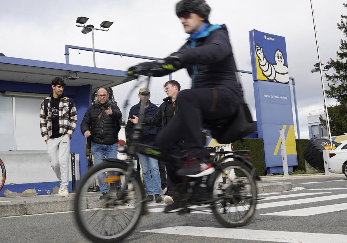 Varios trabajadores, en el exterior de la planta de Michelin en Vitoria.