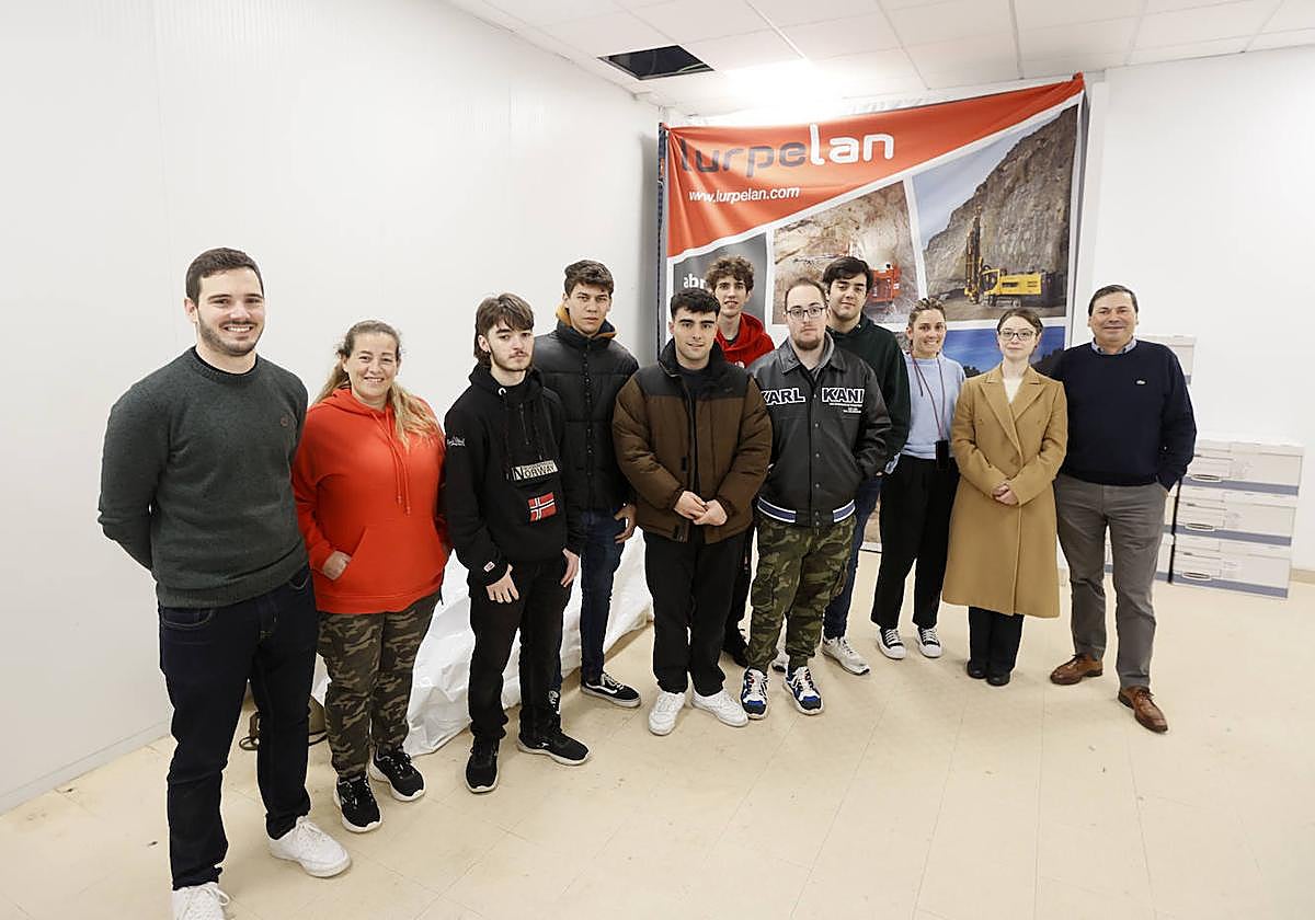 Pedro Fidalgo y Silvestre Villa, a la izquierda y la derecha de la imagen, junto a los alumnos del centro de FP Somorrostro y su profesora.