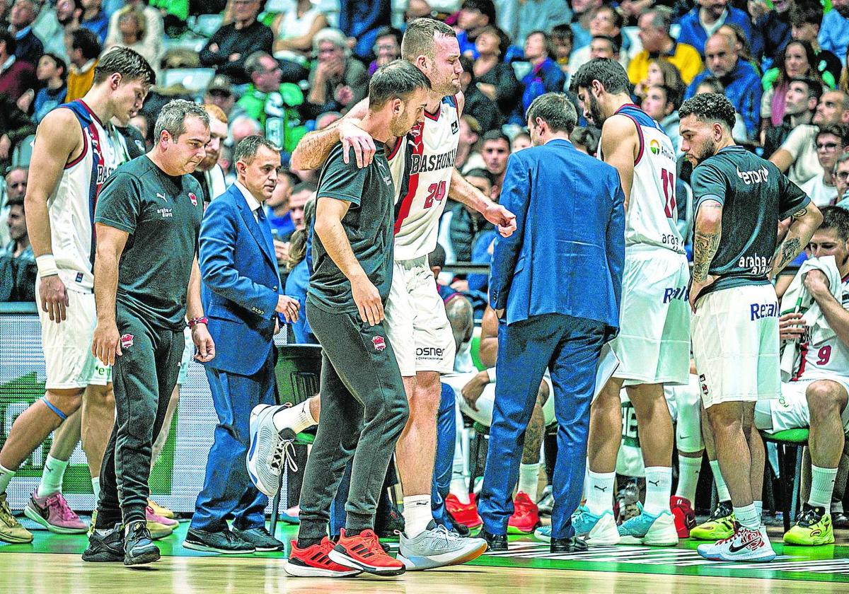 Baja. Matt Costello abandonó cojo el Palau Olímpic de Badalona el pasado domingo y se perderá los próximos partidos.