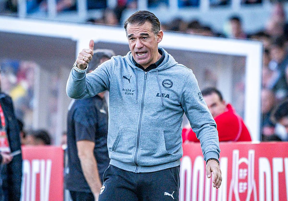 Luis García hace un gesto de aprobación a sus jugadores en Terrassa.