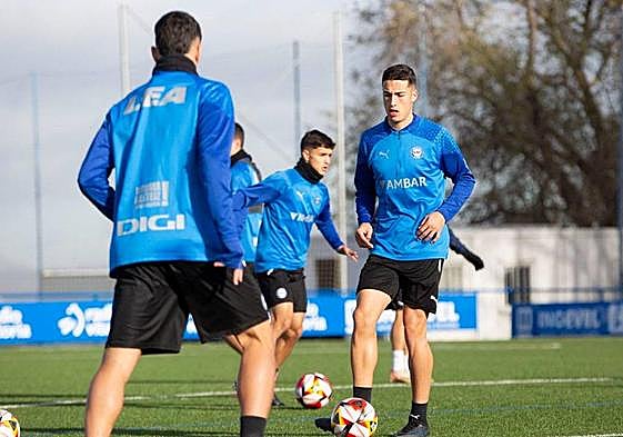 Ropero combina con un compañero en el entrenamiento.