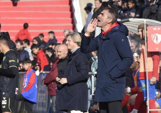 Gaizka Garitano da instrucciones durante la derrota en Barbastro