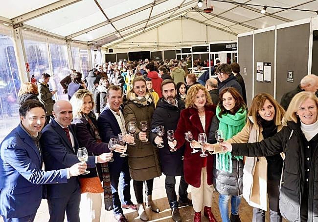 Los patrocinadores brindan por la fiesta enogastronómica.