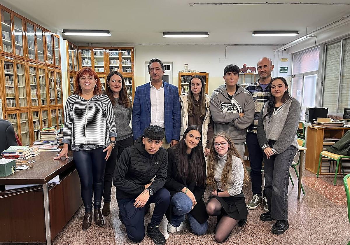Susana Castaños, Paula Jorge y Alfonso San Vicente, junto a los alumnos que participan en STARTInnova.