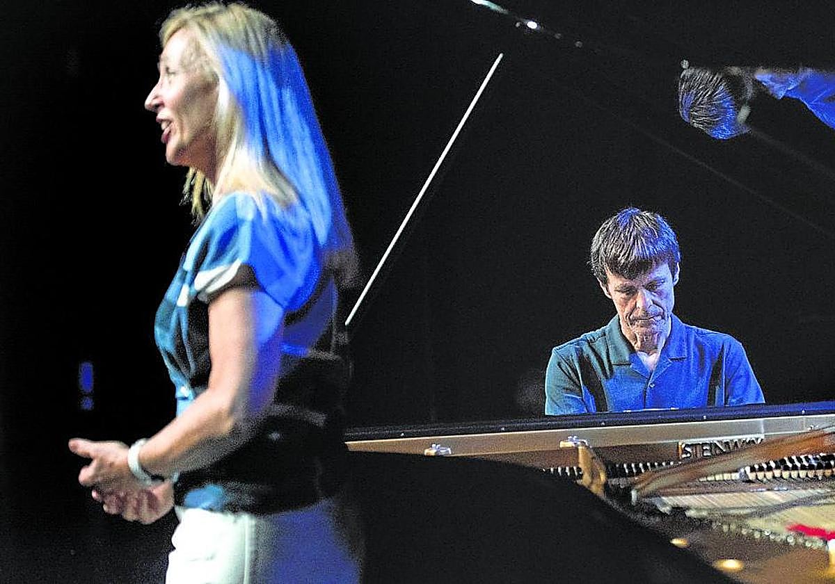 Maite Arruabarrena y Joserra Senperena al piano.