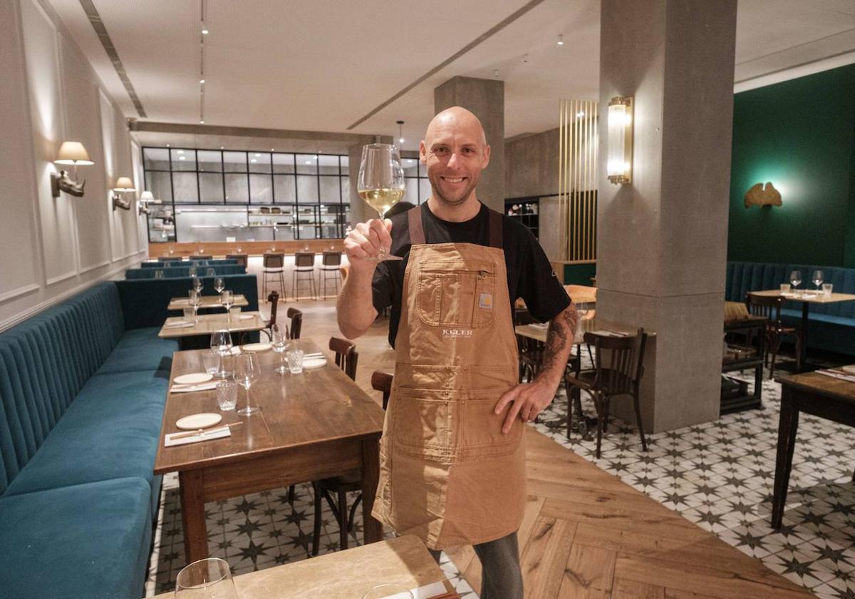 Mikel López posa en el comedor de su local.