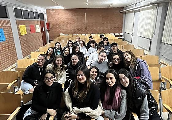 El alcalde de Leioa, Iban Rodríguez, junto al alumnado del instituto José Miguel Barandiarán.