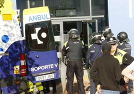 Sanitarios y policias locales, durante una intervención anterior a los hechos de esta noticia.