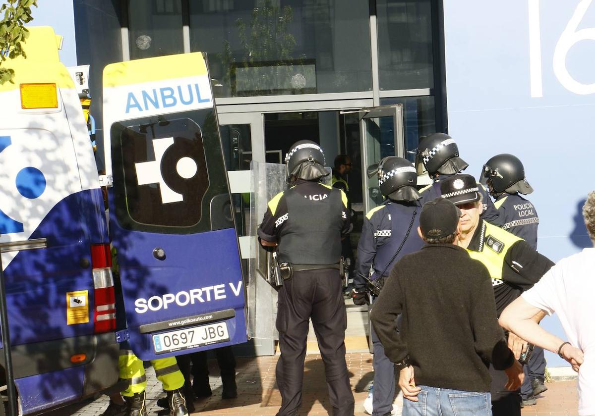 Sanitarios y policias locales, durante una intervención anterior a los hechos de esta noticia.