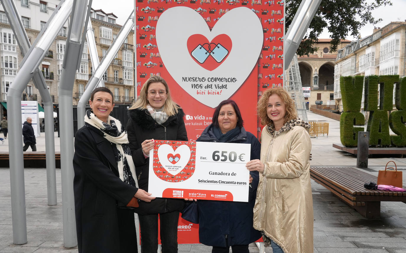 Maite Maqueda, María Nanclares, la ganadora del premio, Inmaculada Fernández de Zuazo, y Cristina González.