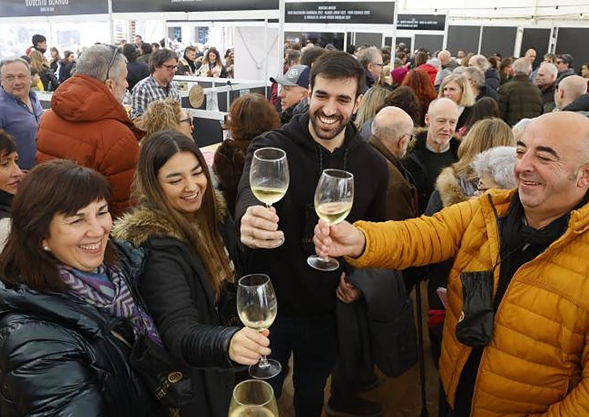 Imagen secundaria 1 - La apertura de puertas de Ardoaraba congregó a miles de personas.