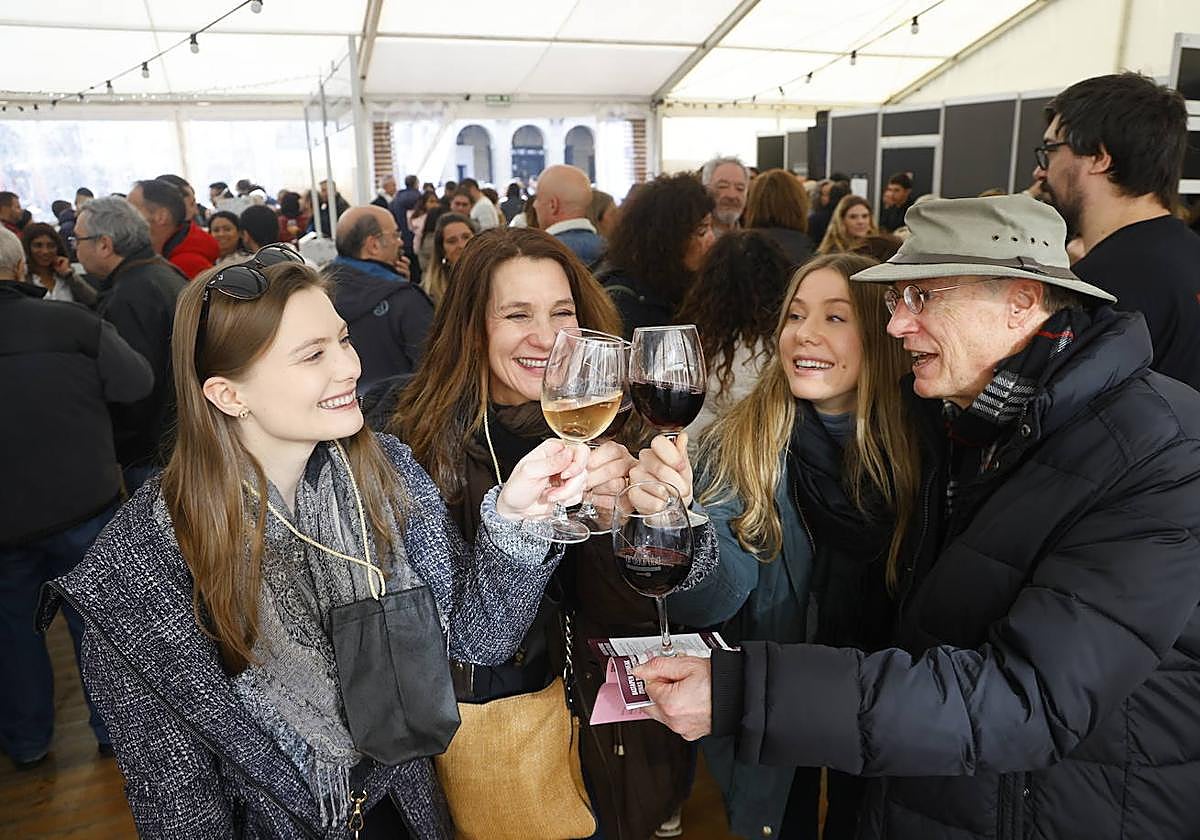 La familia Kendrick ha elegido la capital alavesa y ha parado en Ardoaraba en su viaje turístico por el norte de España.
