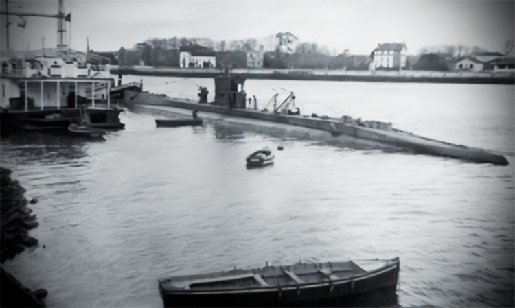 El submarino C5 atracado en Portugalete.