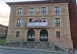 Pancarta en contra del parque eólico en el balcón del Ayuntamiento de Sopuerta.