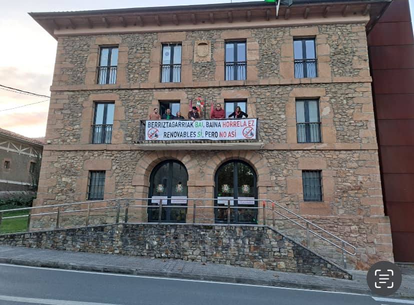 Pancarta en contra del parque eólico en el balcón del Ayuntamiento de Sopuerta.