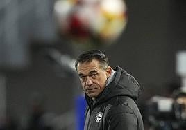Luis García observa el balón en el encuentro de Copa ante el Terrassa.