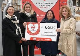 Maite Maqueda, María Nanclares, la ganadora del premio, Inmaculada Fernández de Zuazo, y Cristina González.