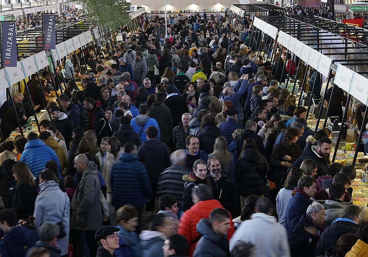 Denuncian el acoso de un hombre a una mujer en la Azoka de Durango