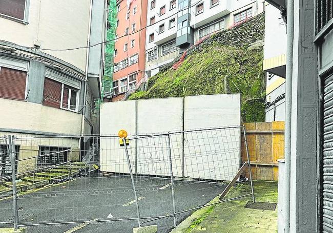 La trasera de la calle Ubitxa está cerrada desde enero.