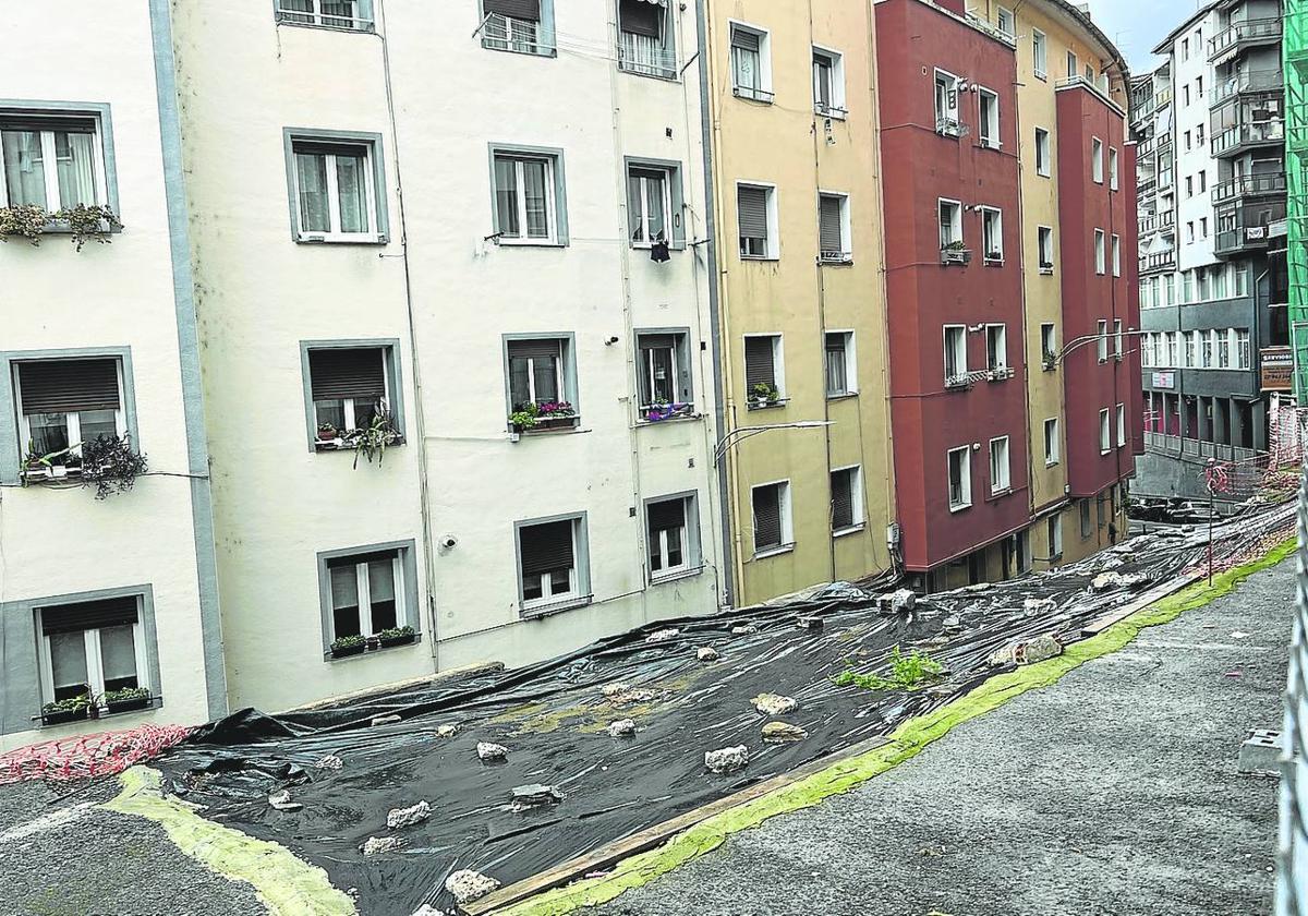 El movimiento del suelo en los números 9 al 11 de Urki ha exigido reforzar la zona y el muro.