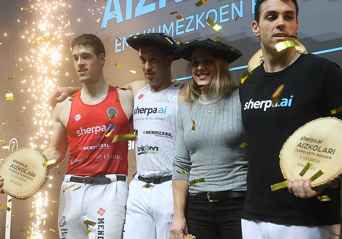 Larrañaga y Arruti, con las txapelas en el centro del cajón más alto del podio.