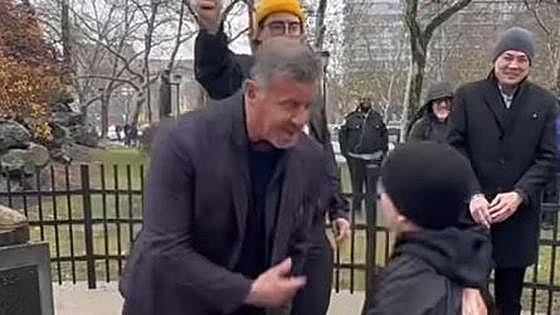 Un niño recrea la famosa escena de 'Rocky' frente a Sylvester Stallone en Filadelfia