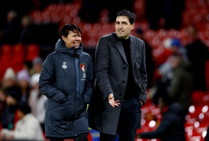 Iraola sale del campo tras ganar al United en Old Trafford