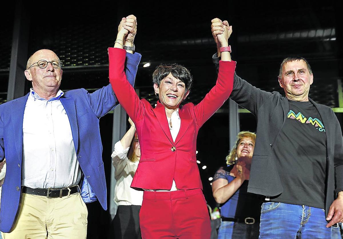 Juan Karlos Izagirre, Maddalen Iriarte y Arnaldo Otegi celebran la victoria de EH Bildu en Gipuzkoa en las elecciones del pasado 28 de mayo.