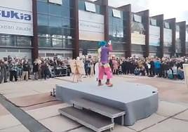 El payaso Porrotx, durante su actuación de este sábado en Durango.