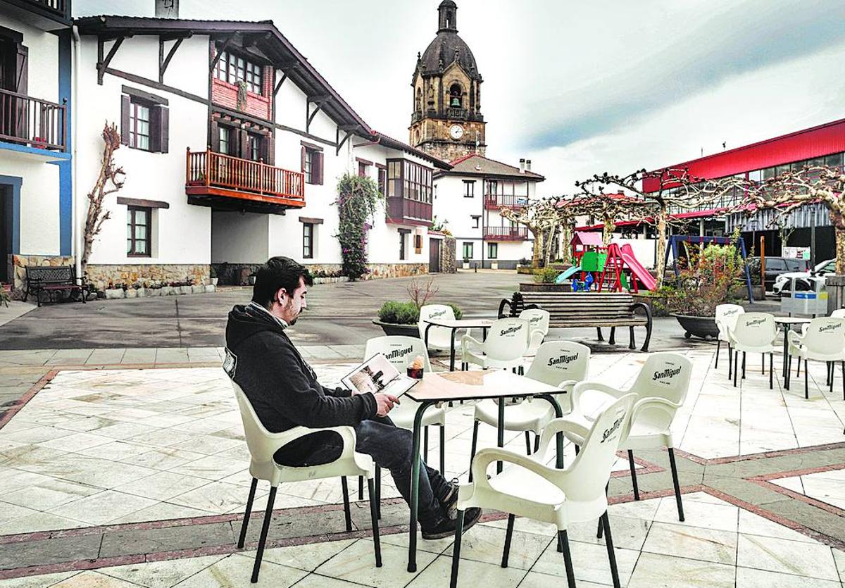 El joven Gotzon Otazua lee en la terraza del bar de Arrieta.