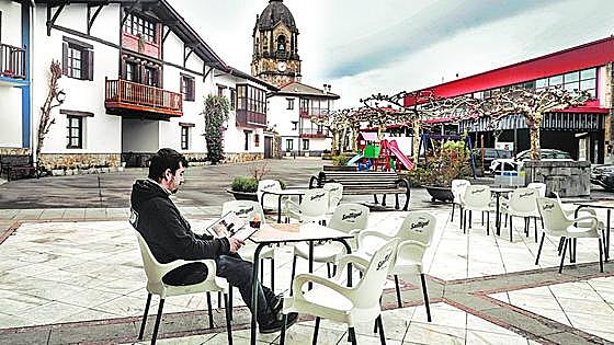 «Un pueblo sin bar es un pueblo fantasma»