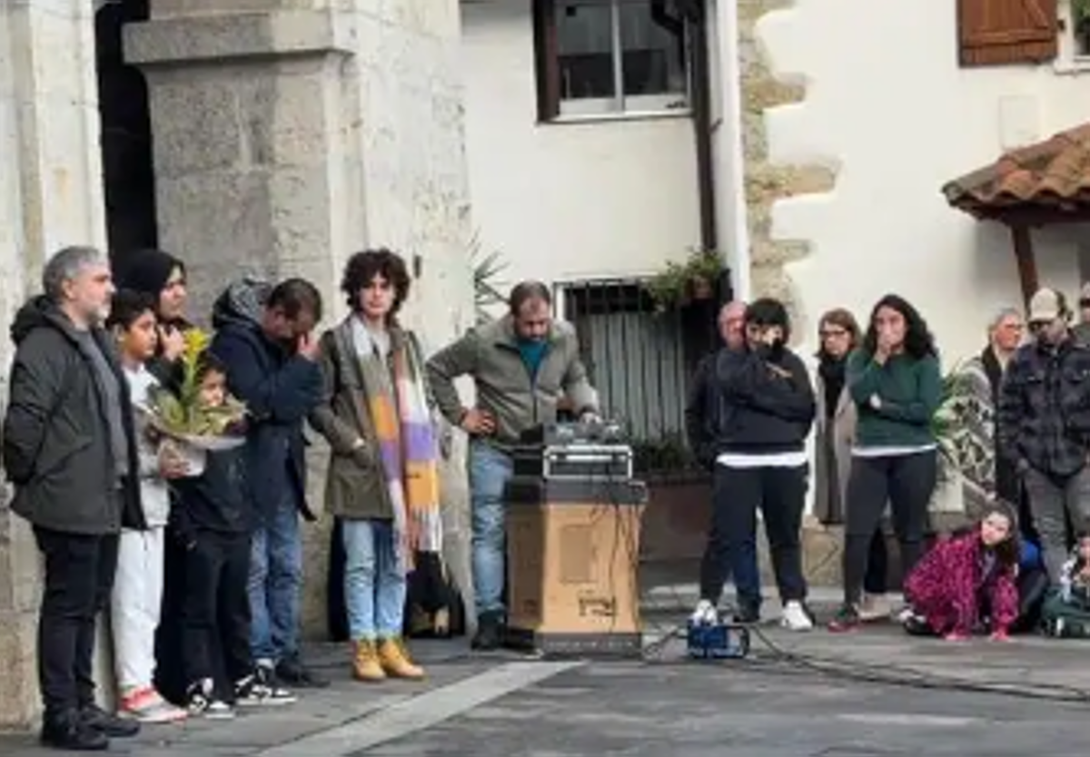 La familia del pequeño Brahim, arropada por numerosos vecinos este mediodía en el acto celebrado en Foru plaza de Astigarraga.