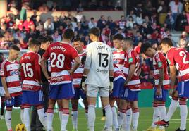 Los jugadores del Granada, durante el parón del partido.