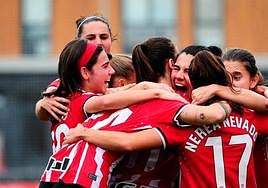 Las jugadoras del Athletic celebran la diana de Ane Azkona.