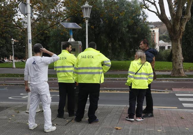 Técnicos de la OTA esta mañana en un parquímetro del Parque de Doña Casilda.