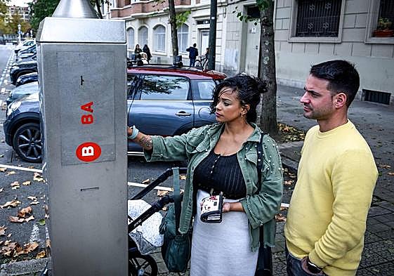 Dos usuarios pagan el estacionamiento el primer día de la nueva OTA.