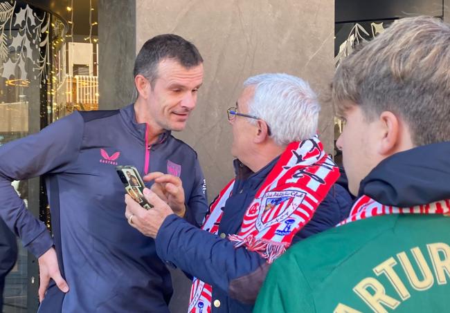 El presidente Uriarte atiende a la afición en Granada.