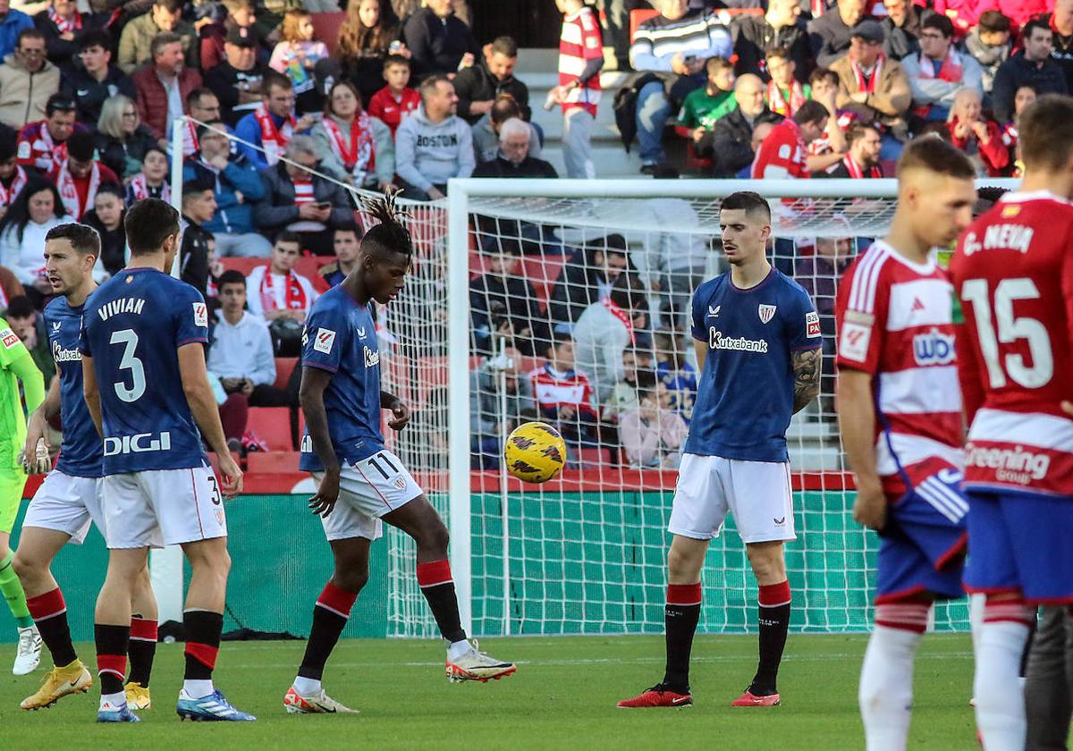 Nico Williams juega con el balón ante la mirada de Sancet con el partido suspendido.