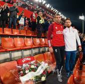 Los capitanes de Granada y Athletic colocan un ramo de flores en la localidad del hincha fallecido