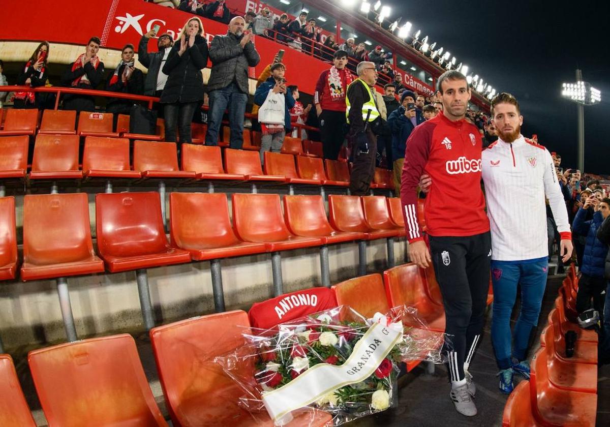 Los capitanes de Granada y Athletic colocan un ramo de flores en la localidad del hincha fallecido