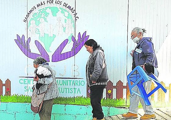 Mujeres acuden en busca de ayuda a un centro en la ciudad de México.
