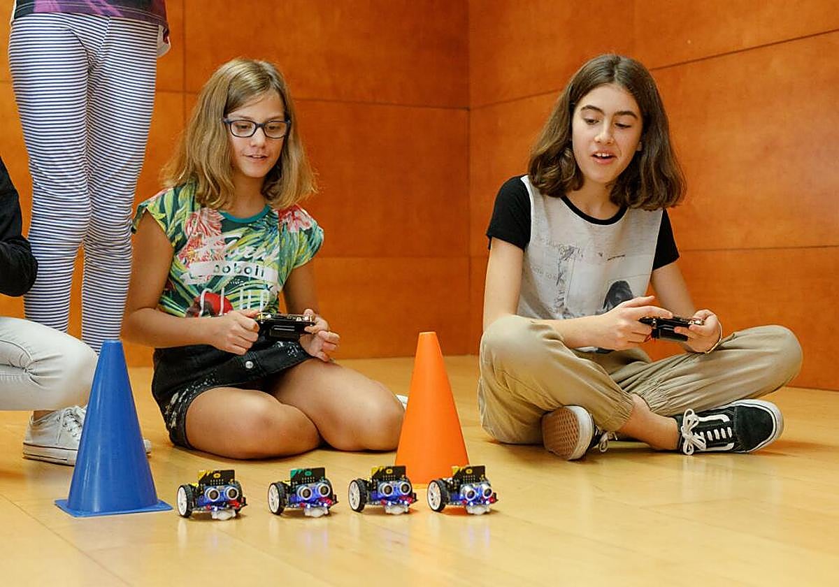 Imagen de un taller de ciencia organizado por EL CORREO para fomentar la creatividad de los más pequeños.