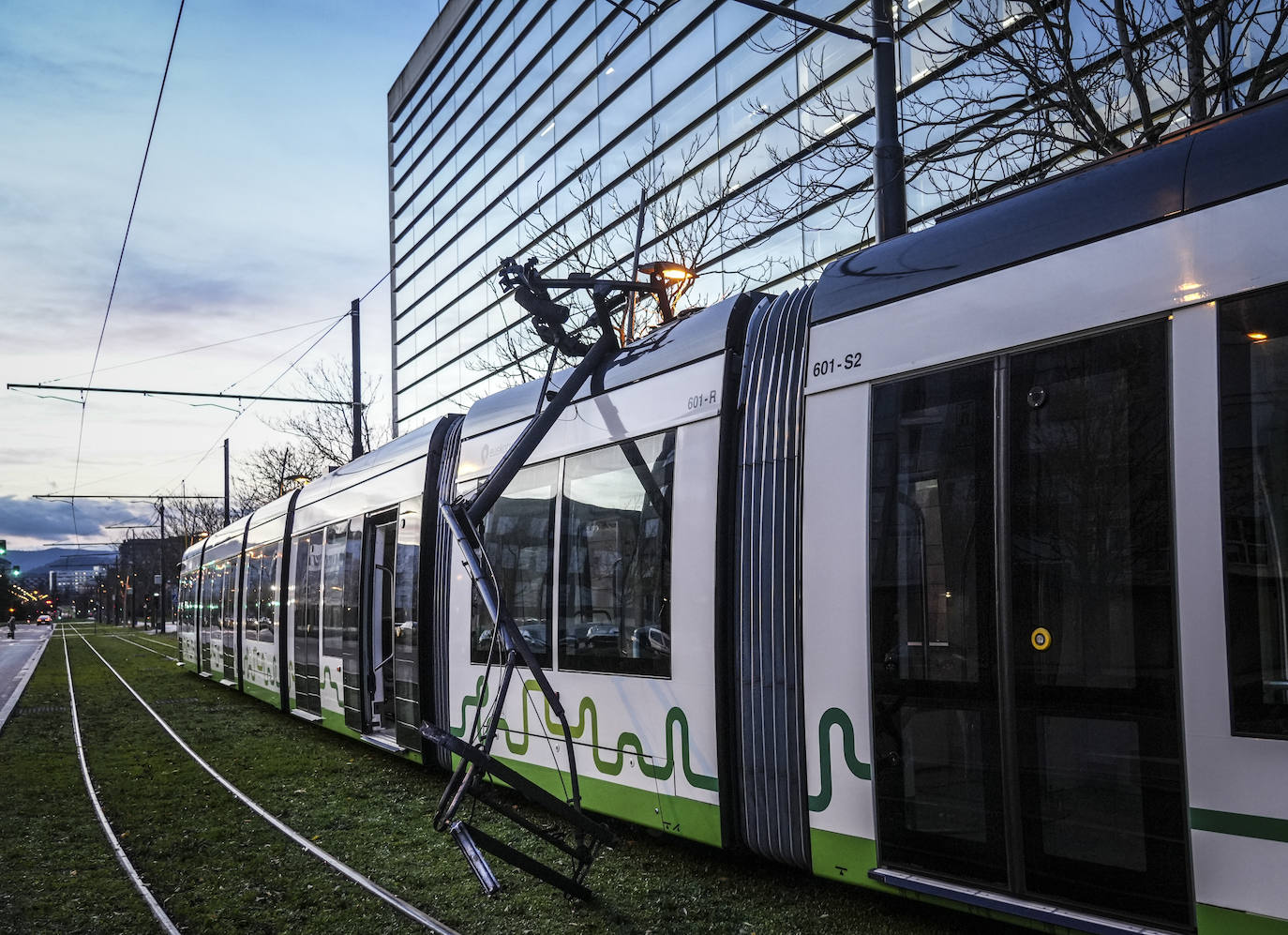 El tranvía de Vitoria vuelve a funcionar tras sufrir una avería durante cinco horas