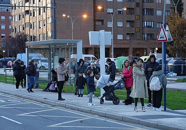 Usuarios de Tuvisa aguardan la llegada de algún urbano.