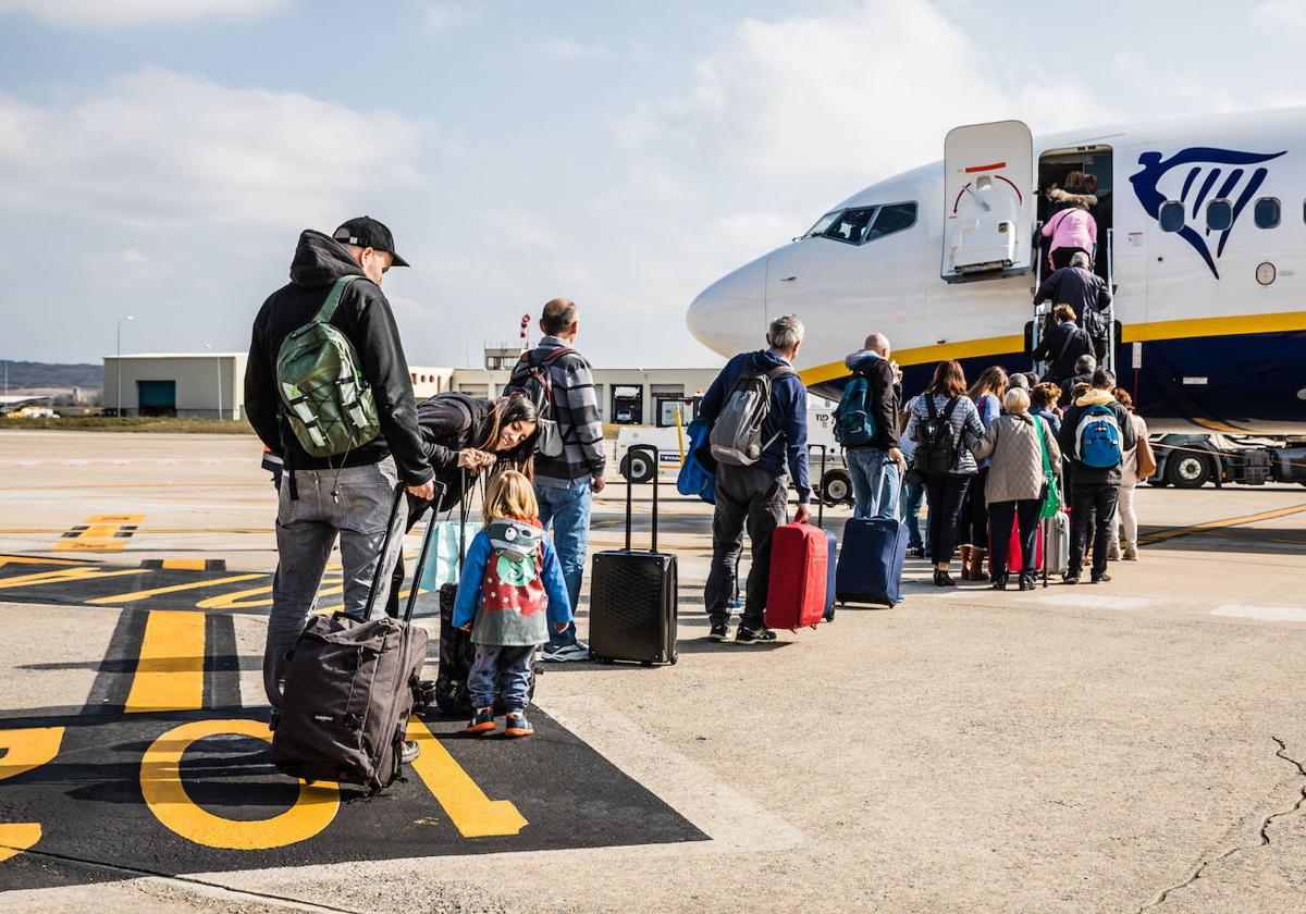 Viajeros acceden a un avión en la pista de Foronda.